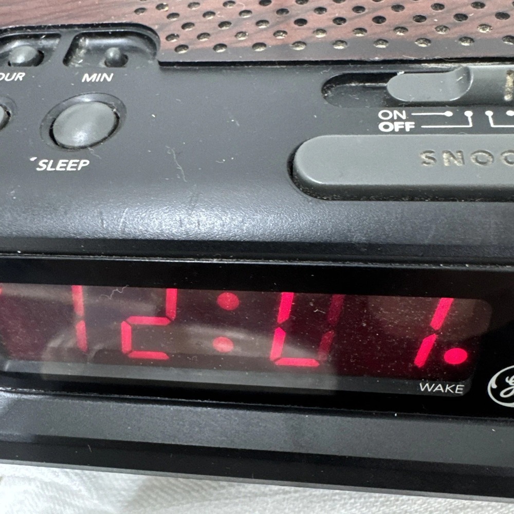 GE‎ Vintage 1980s Digital AM/FM Woodgrain Clock Radio Alarm Model 7-4612b Works